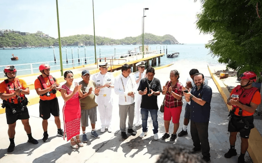 Autoridades estatales y navales durante el acto de entrega de una embarcación en instalaciones de la Vigésima Zona Naval